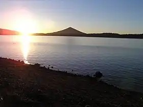 Vue d'Odell Butte avec le lac Crescent au premier plan.
