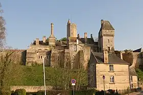 Château de Creully et remparts, vue de l'extérieur.