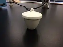 Figure 1: Creuset en porcelaine avec son couvercle