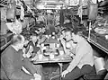 Repas de l'équipage du HMS Graph lors d'essais en mer au large de La Clyde, en octobre 1941.