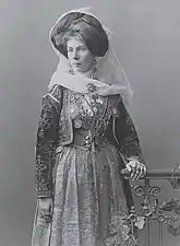 Femme grecque de Crimée en costume traditionnel, début du XXe&nbsp;siècle