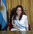 En Argentine, l'écharpe est fixée par le décret national no&nbsp;10302/1944 du 24 avril 1944 : elle reprend les couleurs du drapeau avec, brodé en fils dorés, le Sol de Mayo.