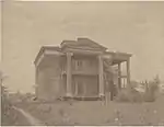 Le manoir Crocheron construit en 1843, incendié au début du XXe&nbsp;siècle.