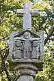 Sculpture de crucifixion sur l'une des faces