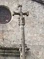 Croix devant l'église du Crestet