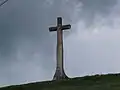 Vue rapprochée de la croix dominant Saint-Martin-de-Lixy.