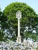 La croix de Saint-Leau du fond du cimetière datant du XVe&nbsp;siècle.