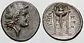 Ancienne monnaie grecque. 330-300 av. J.-C. Tête d'Apollon à gauche et trépied orné à droite.