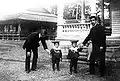 L'empereur Taishō, alors prince héritier, en 1904 avec ses deux fils aînés, Hirohito et Yasuhito.