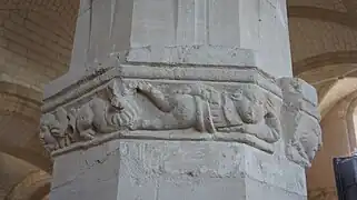 Chapiteau sculpté.