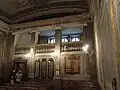 Vue générale de l'arrière avec la porte d'entrée et la galerie des femmes.