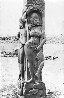 Montant de balustrade (vedikâ), stupa de Bharhut : Yakshinî tenant une branche fleurie. Grès rouge poli, H 214 cm. Shunga. IIe siècle av. J.-C.