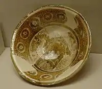 Coupe, lustre métallique polychrome sur pâte siliceuse, IXe siècle, Suse (Iran), Louvre
