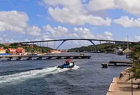 Le pont Reine Juliana en 2013. Le pont Reine Emma est visible au premier plan.