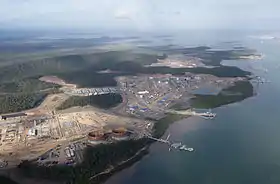 Vue aérienne des terminaux de traitement de gaz naturel sur l'île Curtis.