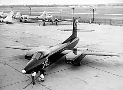 XP-87 sur le tarmac avec des C-47 et des B-17 en arrière-plan.