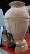 Cuve en forme d'amphore dotée d'une porte pour la vinification