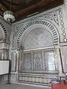Exemple de la décoration intérieure associant plâtre sculpté, marbres et céramiques.