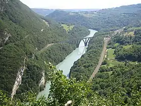 Vue du défilé de l'Écluse et du pied de la montagne du Vuache (gauche) depuis le fort supérieur.