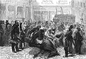 Gravure de presse montrant une foule dépeçant un cheval en pleine rue.