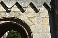 Modillons sur le narthex.