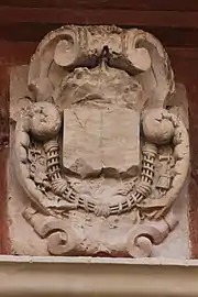 Détail du portail : les armes martelées de France et de Navarre.