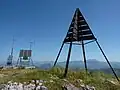 Sommet du dôme de Barrot avec ses 3 signalétiques et, au fond, la chaîne « Côte de l'Âne - Mounier » (2&nbsp;817&nbsp;m).