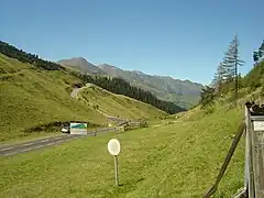 350&nbsp;m après le col de Peyresourde, la D117 montant à gauche vers Peyresourde-Balestas (Peyragudes).