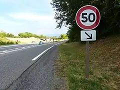 50 km/h dans une voie de décélération, Cranves-Sales, Haute-Savoie.