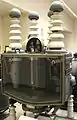 Vue en coupe d'une diode à vapeur de mercure à cuve d'acier de première génération. Son courant nominal est 30&nbsp;A, sa tension nominale 50&nbsp;kV.