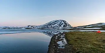 Le lac Slahpejávrre (sv), dans le parc national, en pleine nuit. Juillet 2019.