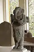 Gaṇeśa (Ganesh). Mỹ Sơn, c. VIIe siècle. Grès, H. 96 cm.Musée de Đà Nẵng,