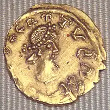 Solidus de Dagobert Ier et saint Éloi frappé à Marseille. Cabinet des Médailles, Paris. Buste diadémé à droite.