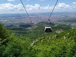 Cabine en ligne avec Tirana à l'arrière-plan.
