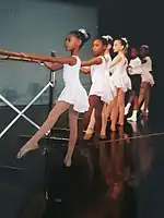 Élèves du DTH photographiées lors d'un cours en 1998