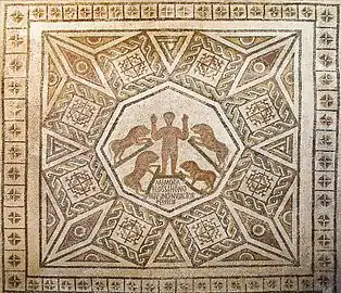 Mosaïque représentant au milieu de motifs géométriques un personnage les bras levés avec quatre lions autour de lui