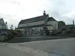 L'abbatiale vue du cimetière.