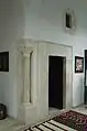 Pilier d'angle et porte encadrée.