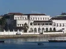 Photographie couleur d'un bâtiment ancien sur deux étages, le long de la mer
