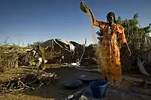 Femme africaine en robe jaune