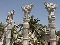 Colonnes suspendues aux lumières, Dariush Grand Hotel, 1999, Kish Island
