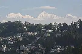 Vue sur Darjeeling, en arrière-plan le mont Kangchenjunga, troisième plus haute montagne de la planète.