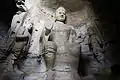 Triade de la grotte no 3. Sâkyamuni assis entre deux parèdres.