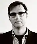 Photo de l'acteur avec lunettes