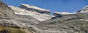 Vue du sud (versant espagnol) : de gauche (ouest) à droite (est), le doigt de la Fausse Brèche, la Fausse Brèche, la pointe Bazillac et son éperon rocheux, la brèche de Roland.