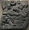 La mort du Bouddha (Parinirvana). Gandhara, v. IIIe&nbsp;siècle. Schiste, H. 66 x P. 7,6&nbsp;cm. Fragment de harmika. Met.
