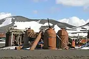 citernes et machines rouillées utilisées par les baleiniers pour extraire l'huile de baleine.