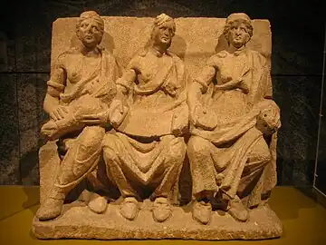 Trois matrones à Bibracte.