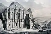 Lithographie d'un monument sculpté dans la roche devant lequel se trouve deux personnages dont l'un est agenouillé. plus vers la droite, trois personnages vétus de robes discutent à l'ombre d'un petit arbre. En arrière plan, il y a un paysage désertique.