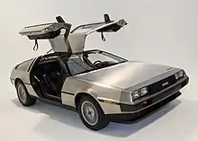 Un coupé aux lignes anguleuses, avec des portières papillon relevées.